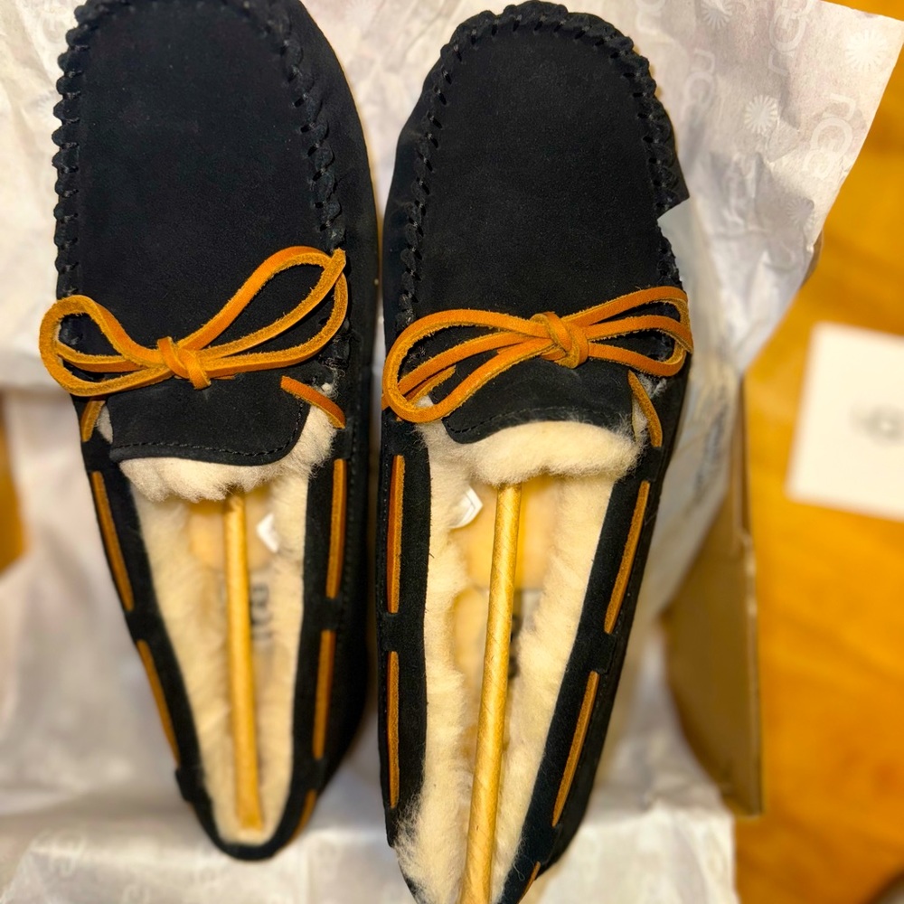 Hello, it is a men's shoe, size 8, new, never used, from the ugg brand.
